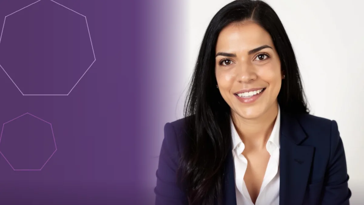 Retrato profesional de Andrea Cabezas Mateos sobre un fondo violeta con el motivo heptagonal de la identidad visual de Stop Violencia Vicaria
